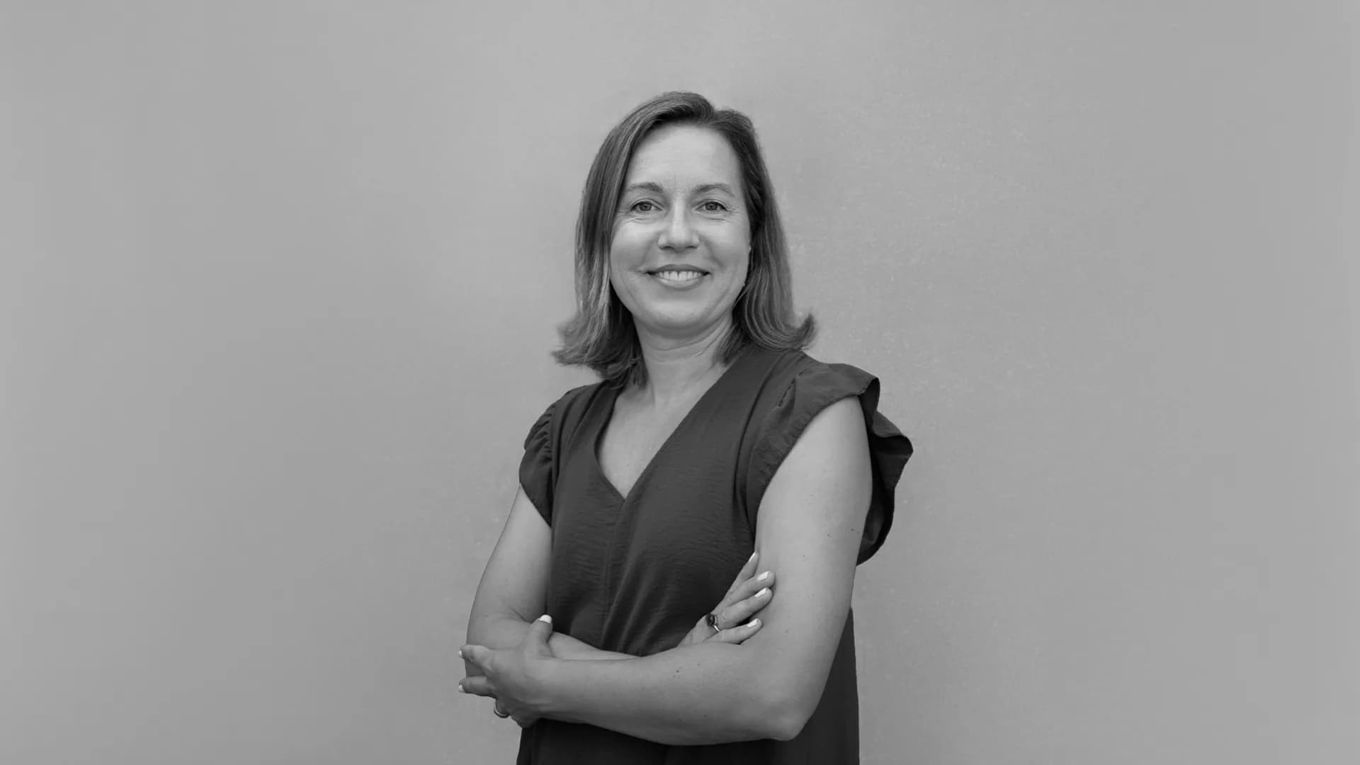 Why do women invest 40% less than men and how to change it?